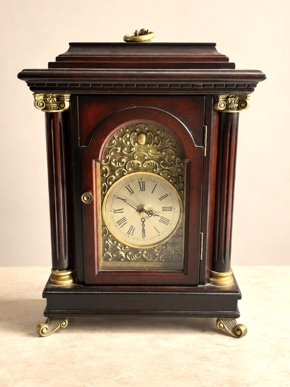 Bombay Company Horloge Belmont Cherry Wood Mantel Clock Hidden Compartment